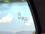 【ブラインドスポットモニター】走行中、ドアミラーの死角になりやすい箇所に後続車が接近するとサイドミラーのレンズに警告を表示!ドライバーに注意喚起をしてくれます。