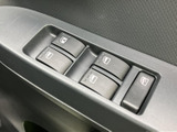 ドア側に窓の開閉スイッチが集約され、運転席から各席の窓を操作しやすい構成です。スイッチの位置と表示がひと目で分かり、乗員の乗り降りや換気の際にも活用しやすい装備です。