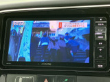 テレビ番組を画面に表示でき、停車中の待ち時間などに映像を視聴して過ごせます。画面脇には音量やモード切替のボタンもまとまり、使いたい機能を確認しながら操作しやすい配置です。