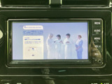 テレビ番組を画面で視聴できる装備です。停車中の待ち時間などに映像を楽しめるため、休憩時の過ごし方の幅が広がります。画面の表示内容はその場で確認しながらご利用いただけます。
