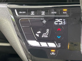 【オートエアコン】一度お好みの温度に設定すれば、車内の温度を検知し風量や温度を自動で調整。暑い&hellip;寒い&hellip;と何度もスイッチ操作をする必要はありません。快適な車内空間には必須の機能ですね♪