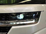 【LEDヘッドライト】悪天候や夜間走行時も良好な視界を確保し安心して運転できる高輝度LEDヘッドライトを装備!点灯速度が早く、消費電力も抑えられています。