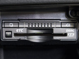 ★ETC(DSRC)が装備されています!!社外品とは違い収まりの良いデザインが人気!高速道路を利用する際は必需品ですよね!!ストレス無く料金所を通過出来ます!!