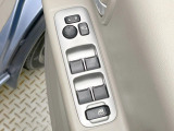 【電動格納ミラー】サイドミラーは電動格納式となっており、狭い駐車場でもキズがつくリスクを抑えられます。