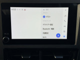 画面には設定項目や接続関連のメニューが表示され、タッチ操作で項目を選びやすい構成です。音楽や電話などのアイコンも並び、日常の移動中に使う機能へアクセスできます。