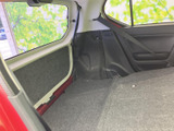 後席を倒した状態では、フラットな荷室空間が広がり、荷物の積み下ろしにも便利です。窓から外の様子も確認でき、日常の買い物やレジャー用品の収納に活用できます。