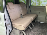 ゆったりとしたベンチシートにヘッドレストを備え、後席の方も落ち着いて過ごせる空間です。明るい内装色で圧迫感が抑えられ、同乗者にも親しみやすい雰囲気です。