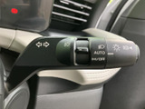 レバーに各操作のマークが記され、手元で機能を見分けやすい仕様です。走行中も目線を大きく移さずに位置を確認しやすく、日常の操作をスムーズに支えます。