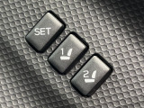 【メモリー機能付きパワーシート】ドライバーごとに設定したシート位置を記憶して、ボタン一つで切り替えできる便利な機能!運転する方が複数名いらっしゃるご家庭におすすめです♪