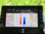 地図と現在時刻に加え、テレビ番組の情報も画面に表示されています。道路や周辺の情報を確認しながら、画面横のボタンでナビやオーディオの項目を切り替えられます。