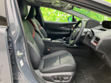 運転席まわりまで見渡しやすく、前方の視界もすっきりと確保されています。身体を支えるシートと落ち着いた色調の空間で、日々の移動から長めのお出かけまで心地よく過ごせます。