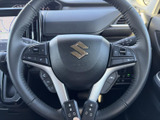 手元に複数のスイッチがまとまり、運転姿勢を保ったまま各種機能へアクセスしやすい仕様です。握りやすい形状で、毎日の運転をより快適にサポートしてくれます。