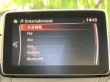 エンターテインメントのメニューに、FMやAM、Bluetoothなどの項目が表示されています。停車中に映像やテレビを視聴できる装備については、車両の仕様をご確認ください。