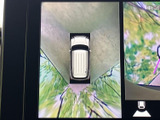 車両を上から見た映像と後方映像を切り替えて確認でき、駐車時の周囲確認に役立ちます。画面を見ながら車両の位置を把握しやすく、狭い場所での駐車にも心強い装備です。
