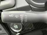 MISTからHIまでの表示が並び、ワイパーの設定を手元で確認しやすいレバーです。雨の強さや走行状況に合わせて使い分けやすく、急な天候の変化にも対応しやすい操作まわりです。