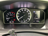 速度計を中心に各種メーターと表示画面がまとまり、運転に必要な情報を確認しやすい配置です。走行前の確認から日々の運転まで、視線を移して状況を把握できます。
