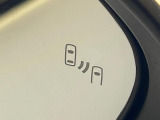 【ブラインドスポットモニター】走行中、ドアミラーの死角になりやすい箇所に後続車が接近するとサイドミラーのレンズに警告を表示!ドライバーに注意喚起をしてくれます。