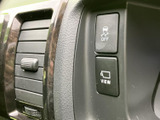 メーター脇にスイッチ類がまとまり、表示や記号を目で追いやすい配置です。運転席から手が届きやすい範囲にあり、必要な機能を確認しながら扱える、実用的な運転席まわりです。