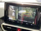 後方の映像に加えて車両周辺の様子も画面で確認でき、駐車時の安全確認をサポートします。ガイド表示を目安にしながら、周囲を確かめて落ち着いて駐車できます。