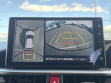 車両後方の映像と周囲を俯瞰した表示を切り替えて確認でき、駐車時の目安として活用できます。画面上には進行方向のガイドも表示され、周囲に気を配りながら駐車操作を行えます。