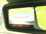後方の映像に加えて目安となるガイド線が表示され、駐車時に車の周囲を確認するサポートになります。目視での確認もあわせて行いながら、バック操作に活用できます。
