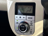【オートエアコン】一度お好みの温度に設定すれば、車内の温度を検知し風量や温度を自動で調整。暑い&hellip;寒い&hellip;と何度もスイッチ操作をする必要はありません。快適な車内空間には必須の機能ですね♪