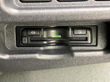 画面表示用のボタンとカードスロットを備えた機器が設置されています。停車中に映像やテレビを視聴する際も、画面まわりの操作部を確認しながら利用できる装備です。