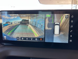 後方映像に加え、車両を上から見た表示も確認でき、駐車時の周囲確認をサポートします。画面上のガイド表示もあり、後退時に位置を把握しやすい装備です。
