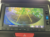 後方の様子を画面で確認でき、駐車時に周囲との距離感をつかむのに役立ちます。ガイド線も表示されるため、車庫入れや狭い場所での後退時に活用できます。