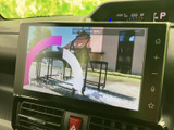テレビ番組を画面で視聴でき、停車中の待ち時間を過ごす際にも活用できます。映像を確認しやすい大きさで、目的に応じて画面メニューから切り替えられます。