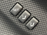 【メモリー機能付きパワーシート】ドライバーごとに設定したシート位置を記憶して、ボタン一つで切り替えできる便利な機能!運転する方が複数名いらっしゃるご家庭におすすめです♪