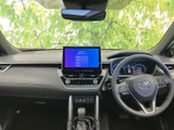運転席から前方を見渡しやすいレイアウトで、計器類や中央の画面も視線を移しやすい位置に配置。落ち着いた色調の室内で、毎日の移動も心地よくお過ごしいただけます。