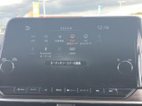 ラジオやテレビ、Bluetooth、HDMIなどのソースが画面に並び、使いたい音源を選びやすい構成です。表示が整理されており、目的の項目を確認しながら操作できます。