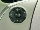 ステアリングに音量やモード切替などのスイッチを備え、手元でオーディオ操作を行えます。表示が分かりやすく、視線を大きく移さずに扱いやすい便利な装備です。