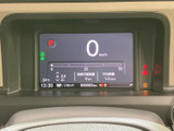 速度やシフト位置、燃料残量などの情報がひとつの画面にまとまり、運転中も確認しやすい配置です。時刻や外気温なども表示され、日々の運転に必要な情報を把握しやすくなっています。