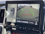 周囲の状況を画面で確認できるモニターを備えています。車両後方の映像やガイド線が表示され、駐車時の位置確認をサポート。目視と合わせて活用できる便利な装備です。