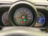 速度計を中心に必要な情報がまとまり、運転中も目線を大きく動かさず確認しやすい配置です。走行距離や燃料残量なども表示され、日々の運転に役立ちます。
