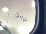 【ブラインドスポットモニター】走行中、ドアミラーの死角になりやすい箇所に後続車が接近するとサイドミラーのレンズに警告を表示!ドライバーに注意喚起をしてくれます。