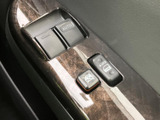 運転席ドア側に窓の開閉やロックに関するスイッチが並び、座ったまま手元で扱いやすい配置です。表示を見て機能を把握しやすく、乗り降りの際にも便利にお使いいただけます。