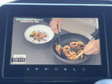 テレビ番組を画面で視聴できる装備です。お出かけ先で停車して休憩するひとときに、映像を楽しめるのがうれしいポイント。気分転換にも活用いただけます。