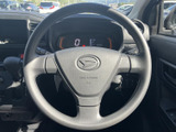 中央にエアバッグの表示があり、運転席からメーター類を確認しやすい配置です。握る位置も分かりやすく、日々の運転を支える身近な装備です。