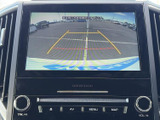 後方の状況を画面で確認しながら駐車できるため、車庫入れや切り返しの際に役立ちます。ガイド表示も備わり、駐車時の位置合わせをサポートしてくれます。