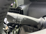 レバーにはワイパー操作に関する表示がまとめられ、雨天時などに必要な機能を確認しやすい仕様です。表示を見ながら選べるため、天候の変化に応じた操作にも便利にお使いいただけます。