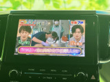 テレビ番組を画面で楽しめる装備を備え、停車中の待ち時間も車内で映像を視聴できます。大きく見やすい表示で番組の内容を確認しやすく、休憩中などに活用いただける便利な機能です。