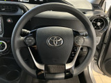手元にスイッチ類が配置され、運転姿勢を保ちながら必要な操作に手を伸ばしやすい設計です。握りやすい形状で、日常の運転をサポートする実用的な装備として活躍します。