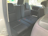 3列目にも複数人が座れるシートとヘッドレストを備え、後席まで乗車できるレイアウトです。窓から外の様子を確認でき、家族や友人との移動で同乗者を迎える場面にも役立ちます。