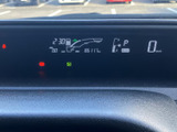 速度や燃料残量、シフト位置など、運転に必要な情報をまとめて確認できます。表示が一か所に集約され、走行前や停車時に車両の状況を把握しやすいメーターです。