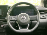 左右にスイッチが配置され、運転姿勢のまま手元で各種操作を行えるつくりです。握りやすい形状で、メーターや前方を確認しながら操作しやすく、日々の運転を支えてくれます。