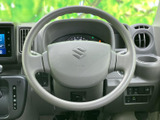 握りやすい形状のステアリングが運転席正面に配置され、メーター類を確認しながら運転しやすいレイアウトです。周辺のスイッチ類も視界に入り、毎日の移動を支えます。