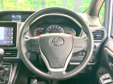 インテリアに合わせたデザインのステアリングは、運転される方のことも考え、運転しやすい形状、大きさです。是非一度、実際に触ってお確かめください。